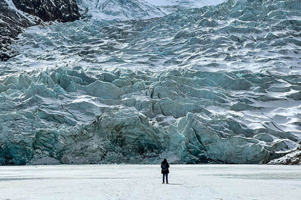西藏焫茸冰川，世界上落差最大的冰川，雪上悬挂而下，高达2100米